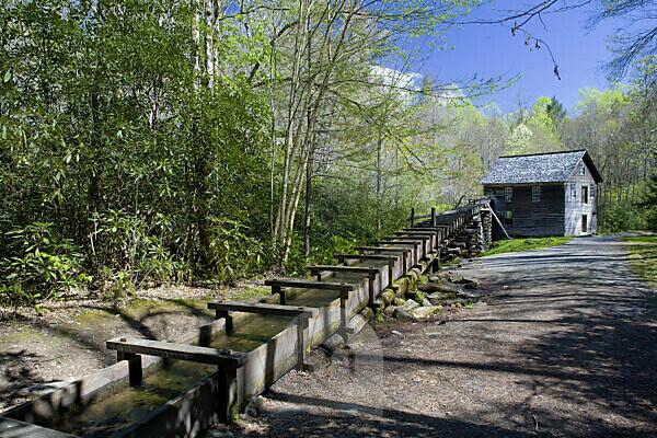 Bildagentur mauritius images Mingus Mill with water flume in